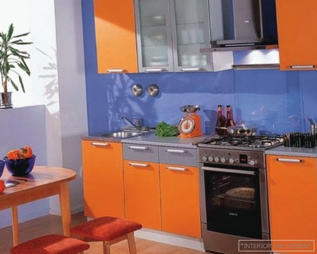 Modro-oranžna kuhinja